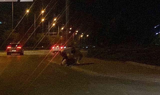 Konya'da yol kenarında 3 gencin tekme tokat kavgası kamerada