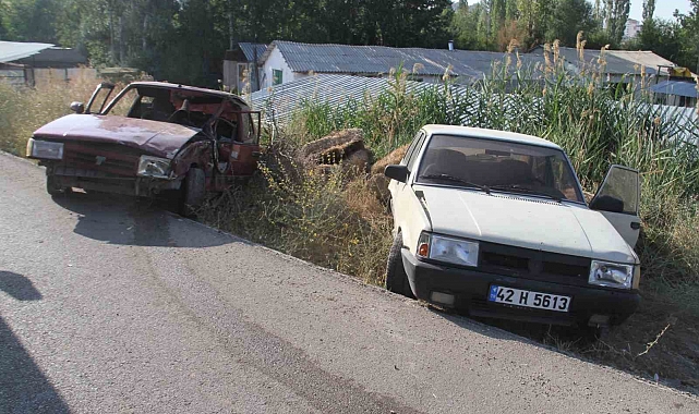 Otomobil emniyet şeridindeki otomobile çarptı: 2 yaralı