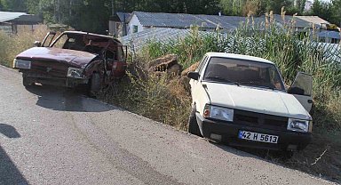Otomobil emniyet şeridindeki otomobile çarptı: 2 yaralı