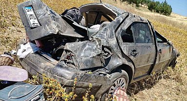 Tarlaya devrilen otomobildeki 3 kişi yaralı