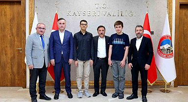 Vali Çiçek, YKS'de dereceye giren öğrencileri makamında kabul etti