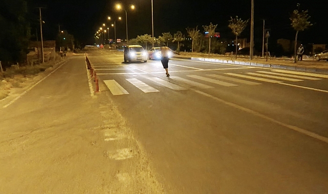 Yarı çıplak alkollü şahıs, karayolunda araçların önüne atladı