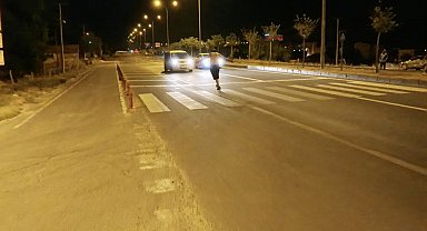 Yarı çıplak alkollü şahıs, karayolunda araçların önüne atladı