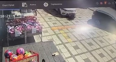 Yere çömelip poşetleriyle uğraşırken arabanın altında kaldı