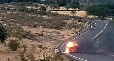 Ankara'da seyir halindeki araçta çıkan yangın tarlaya sıçradı