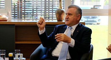 Bakan Bak 'Bizim Kort'a konuk oldu