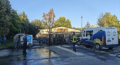 Belediyenin temizlik araçları küle döndü