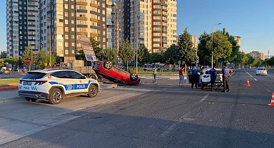 Çarpışan otomobillerden biri takla attı: 2 yaralı