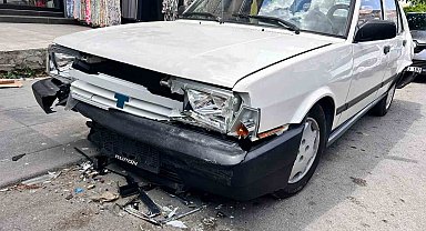 Direksiyon hakimiyetini kaybeden minibüs sürücüsü, park halindeki 4 otomobile çarptı
