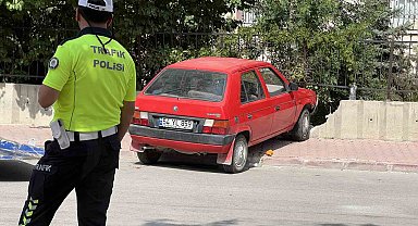 Dur ihtarına uymadı önce polise ardından duvara çarptı