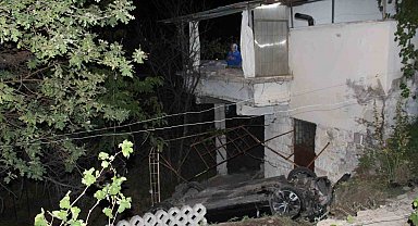 Ehliyetsiz sürücü evin bahçesine uçtu: 3 yaralı