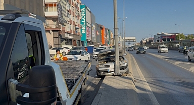 Elektrik Direğine Çarpan Araçta Sürücü Sıkıştı