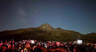Gökyüzü tutkunları, meteor yağmurunu Kayseri'nin zirvesinde izledi