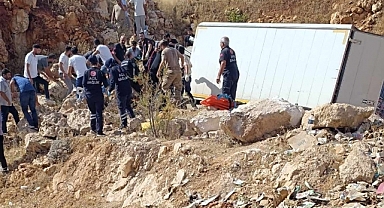 Kamyonet Şarampole Devrildi: 3 Yaralı