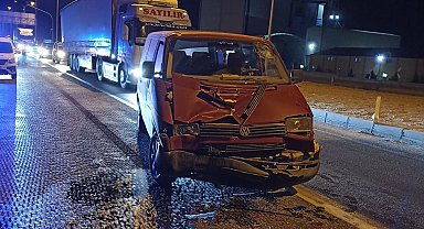 Kamyonet tıra çarptı: 1 yaralı