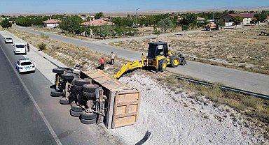 Karaman'da kontrolden çıkan mıcır yüklü kamyon devrildi: 1 yaralı