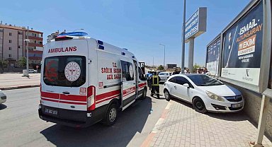 Karaman'da kontrolden çıkan otomobil aydınlatma direğine çarptı