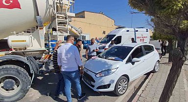 Karaman'da otomobilin beton mikserine çarptığı kaza kamerada: 1 yaralı