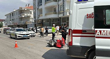 Karaman'da otomobille çarpışan motokurye yaralandı