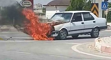 Karaman'da seyir halindeki otomobil alev alev yandı