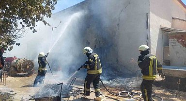 Karaman'da tahtaların tutuşması sonucu çıkan yangında alevler çatıya sıçradı