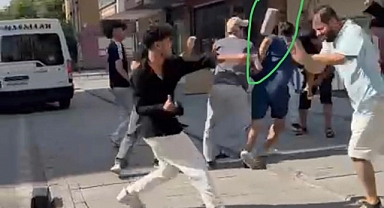 Kavga ettikleri şahsı taşla bayılttılar... Sokak ortasındaki kavga kamerada