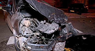 Kavşakta kaza yapan otomobil hurdaya döndü