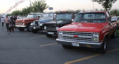 Kayseri'de klasik otomobiller sahne aldı