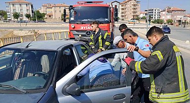 Kaza sonrası araçtan çıkamayan yaşlı kadını itfaiye kurtardı: 3 yaralı