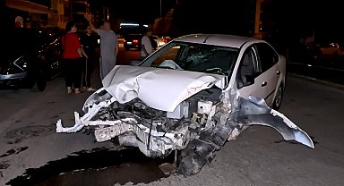 Kontrolden çıkan otomobil ağacı ve direği devirdi, sürücü kaçtı