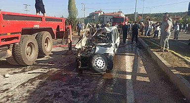 Konya'da otomobil tırla çarpıştı: 3 ölü