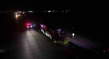 Orta refüje çıkan yolcu otobüsü ağaçları devirdi: 1 ölü, 13 yaralı