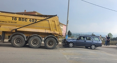 Otomobil kamyona çarptı: 4 yaralı