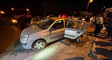 Otomobiller çarpıştı, sıkışan kadını itfaiye kurtardı