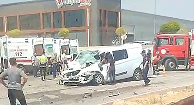 Panelvan Tıra Çarptı: 3 Yaralı, 1'inin Durumu Ağır