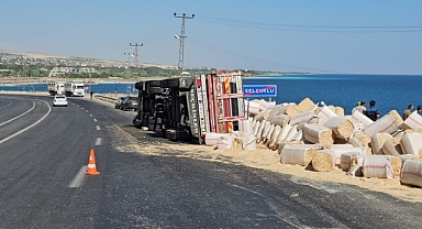 Saman Yüklü Tır Devrildi: 2 Yaralı