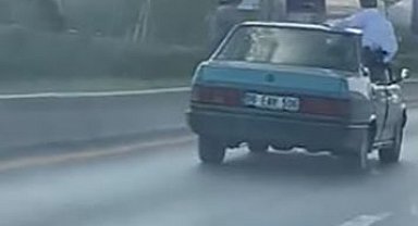 Seyir halindeki araçtan sarkarak hayatlarını hiçe saydılar