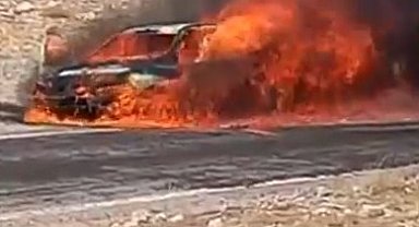 Seyir halindeki otomobil alev alev yandı