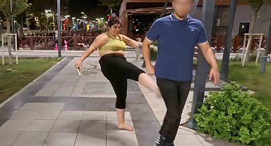 "Tecavüz ediyorlar" diye çığlık attı, yardıma gelenleri darbetti