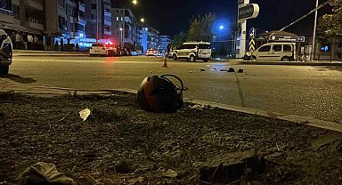 Ters yönde ilerleyen hafif ticari araç motosiklete çarptı: 1 ağır yaralı