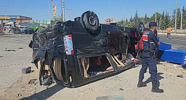 Tır, önünde seyreden 2 minibüse çarptı: 3 yaralı