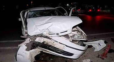 Tıra arkadan otomobil hurdaya döndü: 2 yaralı