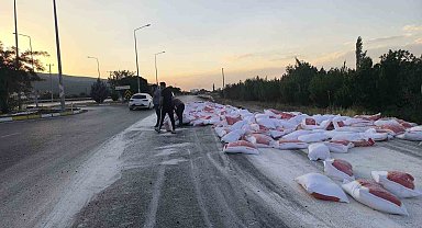 Tırın lastiği patladı un çuvalları yola savruldu