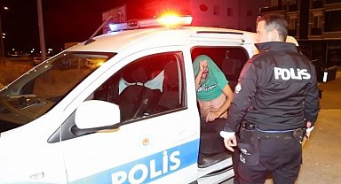 Üçüncü kez alkollü yakalandı, polis aracının arkasına saklandı