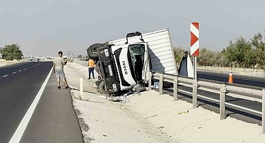 Bariyerlere çarpan kamyonet yan yattı: 1 yaralı