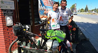 Bisiklet tutkunu çift beylerin şehrinde mola verdi