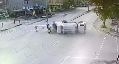 Çöp kamyonu takla attı: Kaldırımdaki vatandaş kıl payı kurtuldu