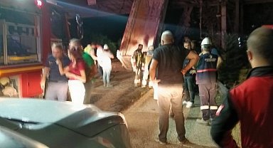 Damperi açılan kamyon kömür bandına, arkadan gelen araç da kamyona çarptı: 5 yaralı