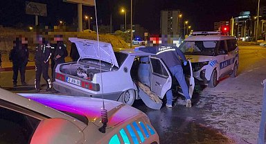 'Dur' ihtarına uymayan otomobil sürücüsü polis otosuna çarptı: 2 polis memuru yaralı