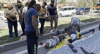 Emekli maaşını çekti, yolun karşısına geçerken otomobil çarpıp kaçtı